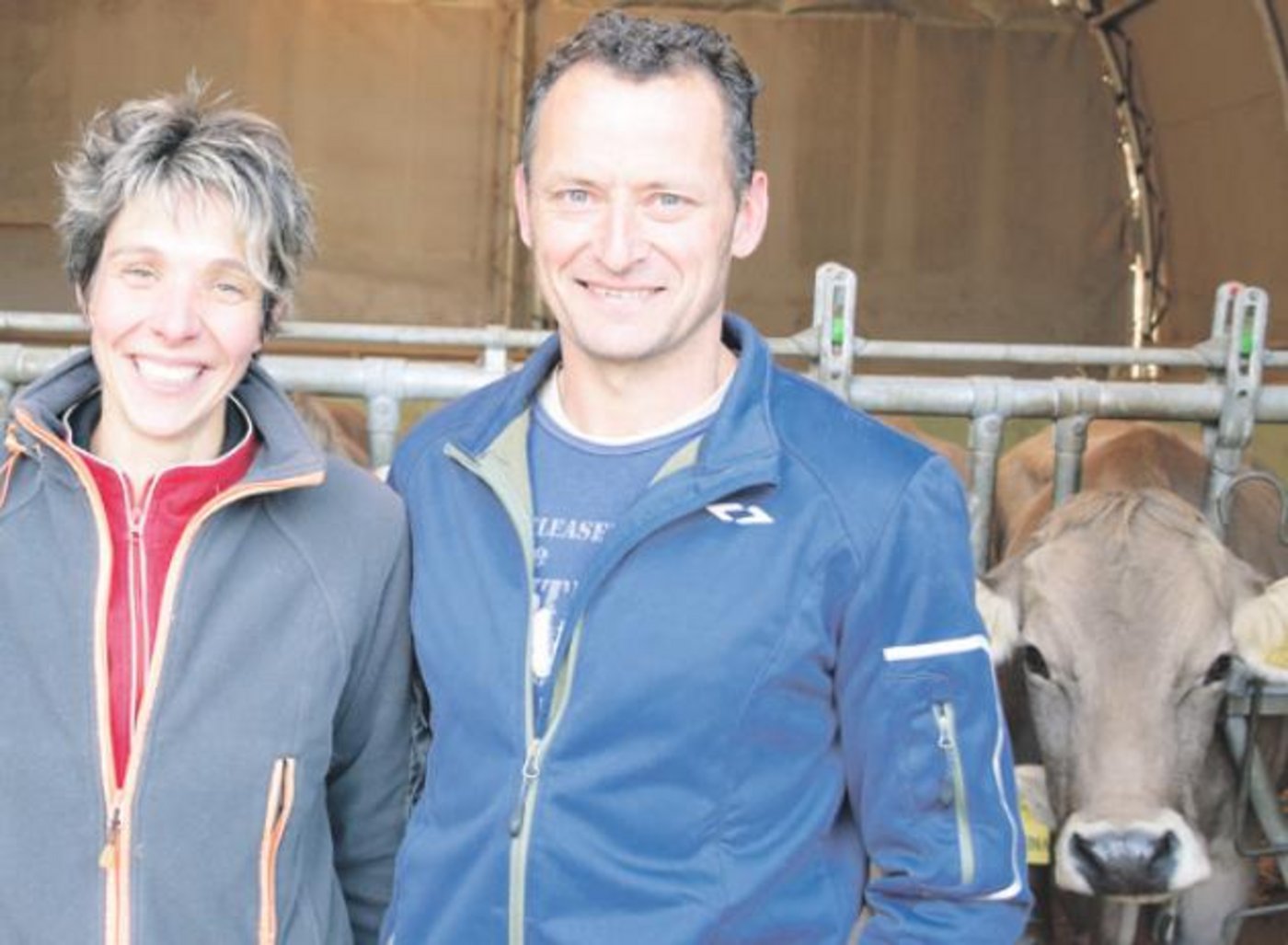 Eingespieltes Team: Sandra und Pius Alt (hier im einfachen Abkalbestall) bewirtschaften ihren Betrieb ohne Angestellte. (BIld akr)