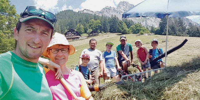 «Selfie» mit der Heugemeinschaft um Wendelin Loretz (links).(Bild Selfie)