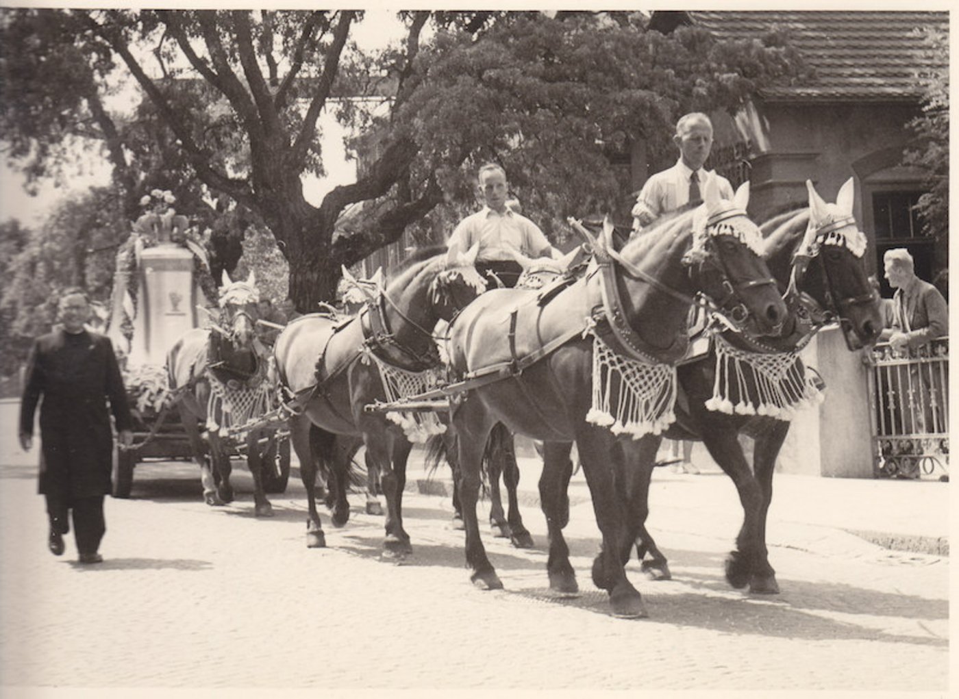 Mit blumengeschmückten Pferdegespannen zogen die neuen Glocken im Dorf ein. (Bilder zVg Toni Merki)