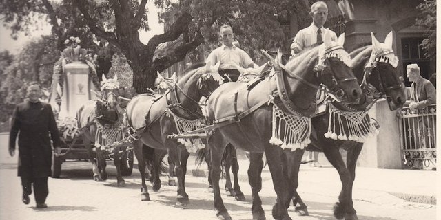 Mit blumengeschmückten Pferdegespannen zogen die neuen Glocken im Dorf ein. (Bilder zVg Toni Merki)