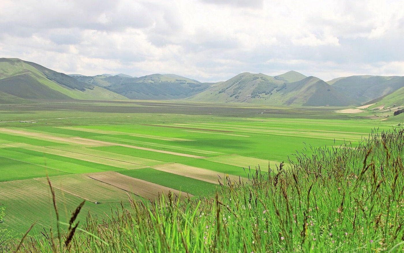Blick auf die Hochebene von Castelluccio, die in Italiens Mittelgebirgszug Apennin auf rund 1400 m ü. M. liegt. Hier werden die berühmten Berglinsen produziert.  