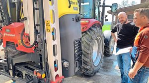 Beurteilung der Feldspritze: Berater Ruedi Barmettler (r.) im Gespräch mit Landwirt Andreas Stuber auf der Chüeschwand in Rothenburg. 