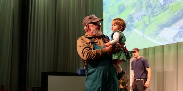 Ein stolzer Grosspapi und seine Enkelin, freuen sich über den Agropreis. (Bilder Noemi Elmiger)