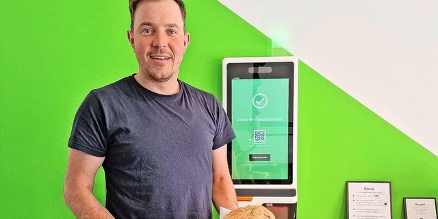 Maël Matile im Selbstbedienungsladen Landlicht in Burgdorf. Auf die Kasse, die an die Selbstbedienungsstation von McDonald’s erinnert, ist der Geflügelzüchter besonders stolz. Selbsterklärend müsse es sein, sagt er. 