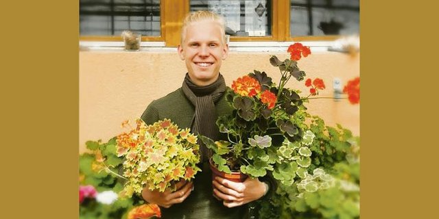 David Leuthard ist im zweiten Lehrjahr zum Zierpflanzengärtner. Mit Kopfstecklingen lernt er das Osmose-Prinzip kennen. (Bild zVg)