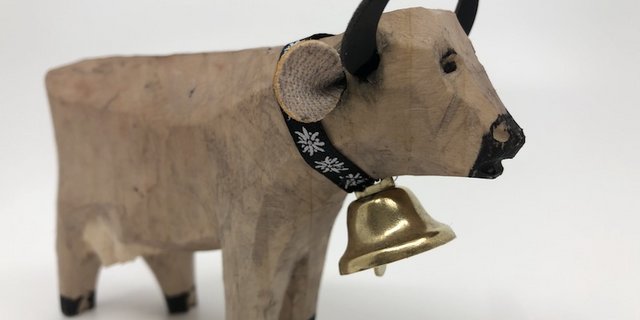 Schon nach dem ersten Versuch ein Erfolgserlebnis: Die erste geschnitzte Holzkuh der Redaktorin ist gar nicht schlecht gelungen. (Bilder und Videos et)