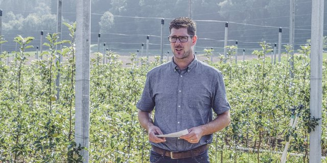 Ralph Gilg an einem Medienanlass zum Start der Schweizer Apfelernte 2019. (Bild Stefanie Giger)