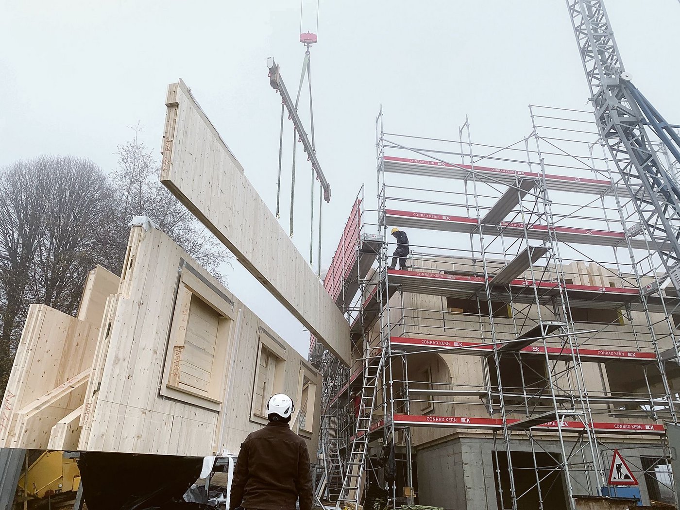 Bauen, ob zum Wohnen oder für Ökonomiebauten, bedingt frühzeitige und umfassende Planung. Spätere Wünsche erst während der Bauphase können sonst sehr teuer werden. (Symbolbild Josef Scherer)