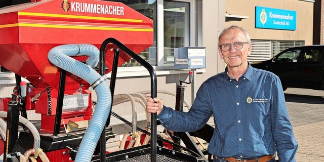 Nach einem Kanada-Einsatz baute Pius Krummenacher seinen ersten Sämaschinen-Prototyp. Anfangs verkaufte er 20 Stück, heute liefert er sie weltweit aus. Sein neuestes Modell sät nun fast alle Kulturen aus.