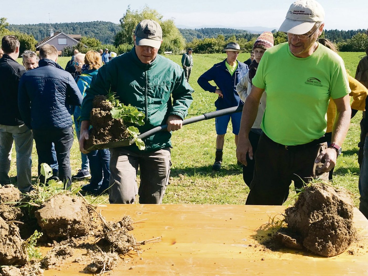 Die Fachmänner Friedrich Wenz und Dietmar Näser erklären hier, was eine Spatenprobe über das Bodenleben aussagen kann. (Bild Alexandra Stückelberger)
