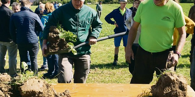 Die Fachmänner Friedrich Wenz und Dietmar Näser erklären hier, was eine Spatenprobe über das Bodenleben aussagen kann. (Bild Alexandra Stückelberger)