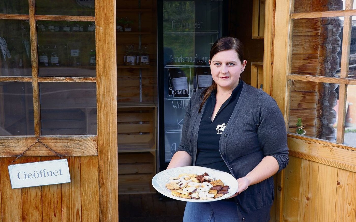 In der Adventszeit sind Daniela Widmers Weihnachtsguetzli gefragt. Sie verkauft sie im Hofladen und an Märkten.
