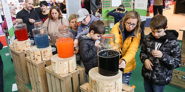 Auch Schulklassen hatten an der Gastromesse viel zu probieren und zu degustieren. (Bild Salon Goûts et Terroirs)