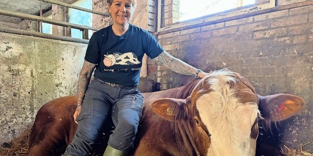 Janine Rieder und «Watson»: Ihr und ihrem Partner ist bei den Stieren auf dem Hof ein guter Charakter wichtig. «Munis sind chillig», sagt sie, aber Respekt und den Kopf bei der Sache müsse man trotzdem immer haben.