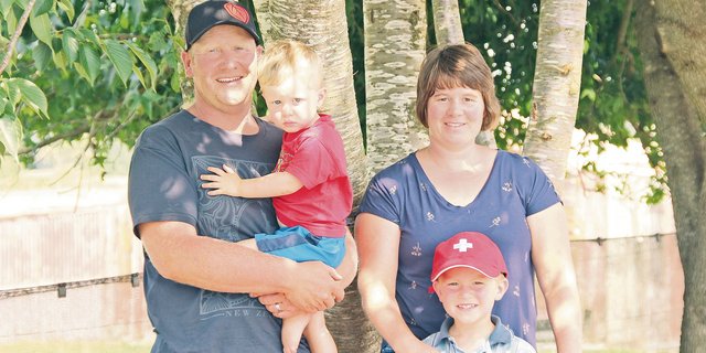 Die Familie Hofer: Jonathan und Brigitte mit den Söhnen Alex und Henry (r.). Bald ziehen sie samt den 200 Milchkühen auf eine grössere Farm. (Bild Matthias Stadler)