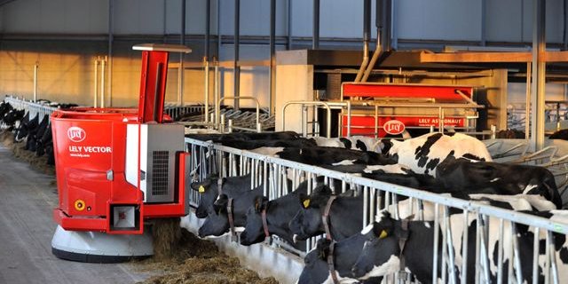 Ein Lely-Fütterungsroboter bei der Arbeit. (Bild Lely)