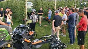 Die Spezialmaschinen Die Spezialmaschinen zur herbizidfreien Baumstreifenpflege zogen die Obstbauern in ihren Bann an der Flurbegehung der Arbeitsgemeinschaft Zentralschweizer Obstproduzenten.