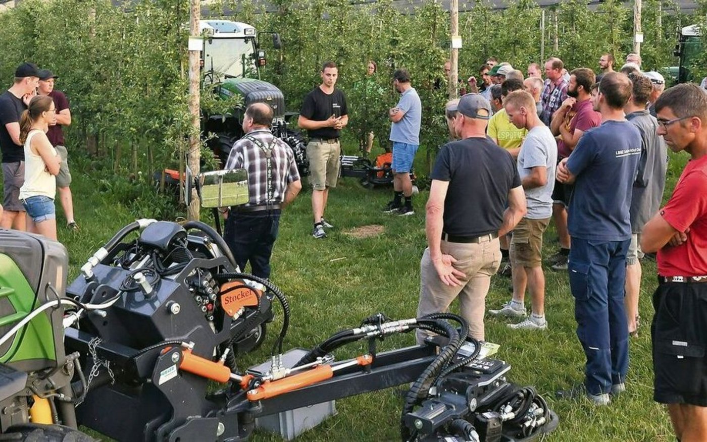 Die Spezialmaschinen zur herbizidfreien Baumstreifenpflege zogen die Obstbauern in ihren Bann an der Flurbegehung der Arbeitsgemeinschaft Zentralschweizer Obstproduzenten.