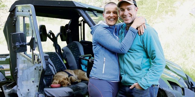 Nadine und Robi Perren mit ihrer «Höllenmaschine», die in Zermatt-Furi jede Steigung und jedes Gefälle mühelos bewältigt.