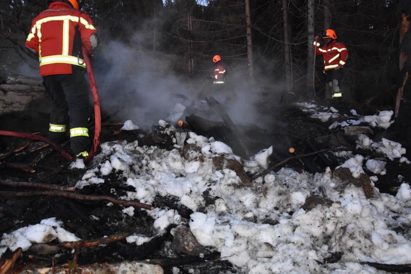 Der Landwirt hatte das Feuer beim Eintreffen der Feuerwehr bereits wieder unter Kontrolle bringen können. (Bild Kapo SG)