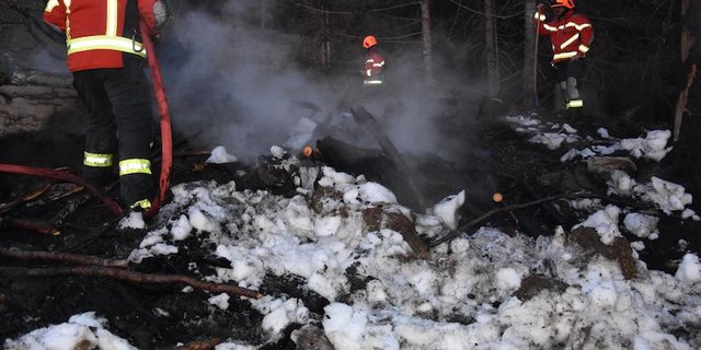 Der Landwirt hatte das Feuer beim Eintreffen der Feuerwehr bereits wieder unter Kontrolle bringen können. (Bild Kapo SG)