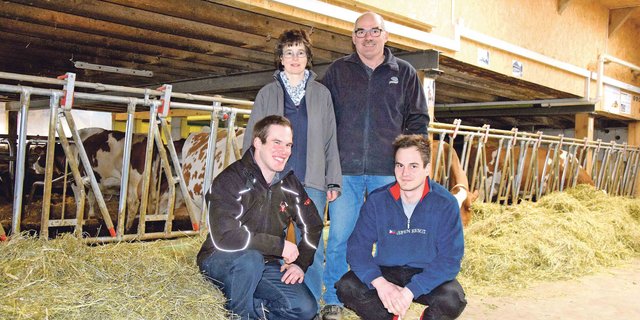 Marianne und Thomas Zaugg mit ihren Söhnen Matthias (l.) und Simon. Matthias will später einmal den Betrieb übernehmen, und Simon ist in der Autobranche tätig und zurzeit am Technikum. (Bilder Peter Fankhauser)
