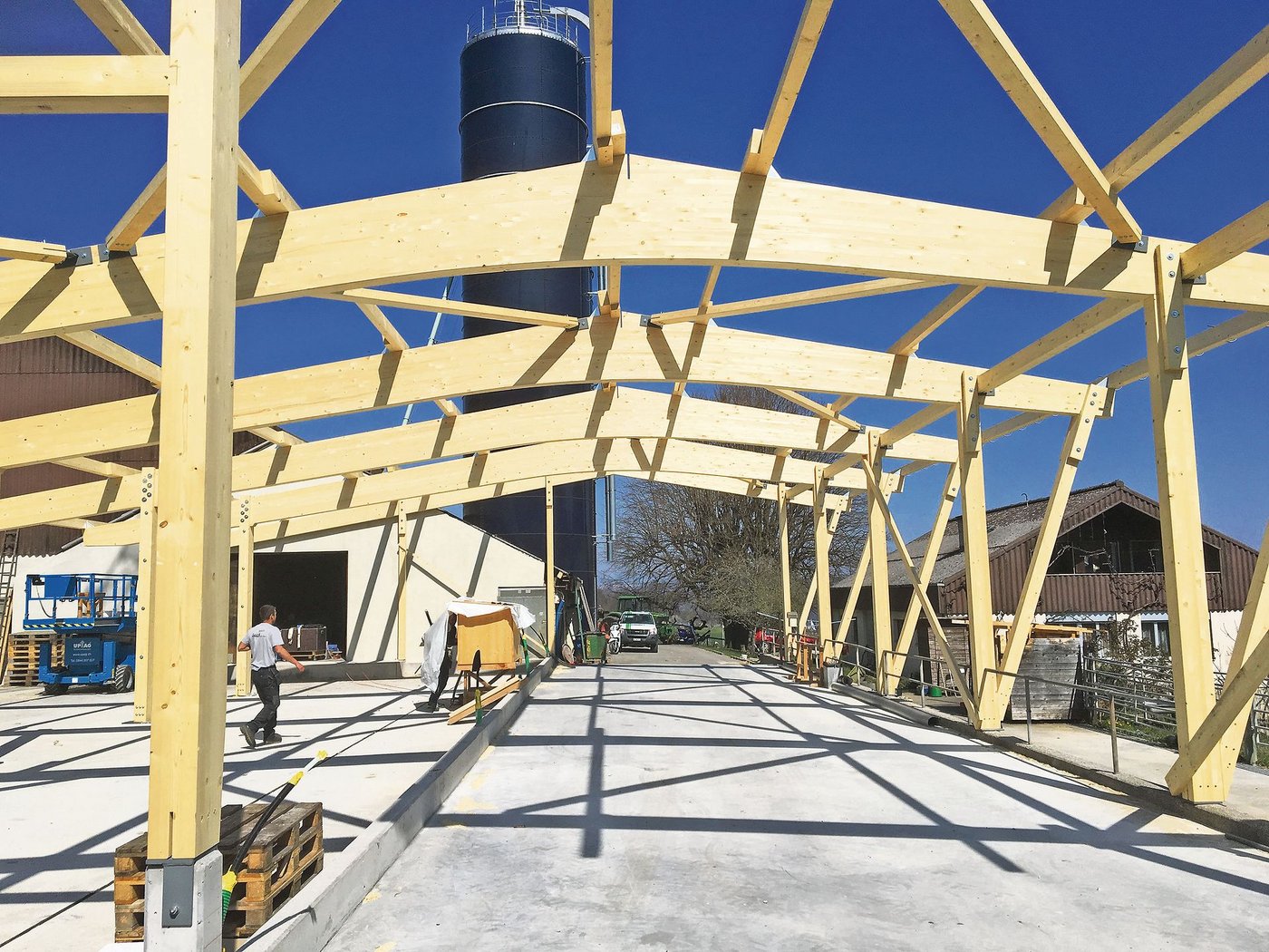 Vor allem verleimte Holzbauteile oder Holzplatten sind teurer geworden. Das spüren auch landwirtschaftliche Bauherren, nicht aber die Waldeigentümer. (Symbolbild GLB AG)