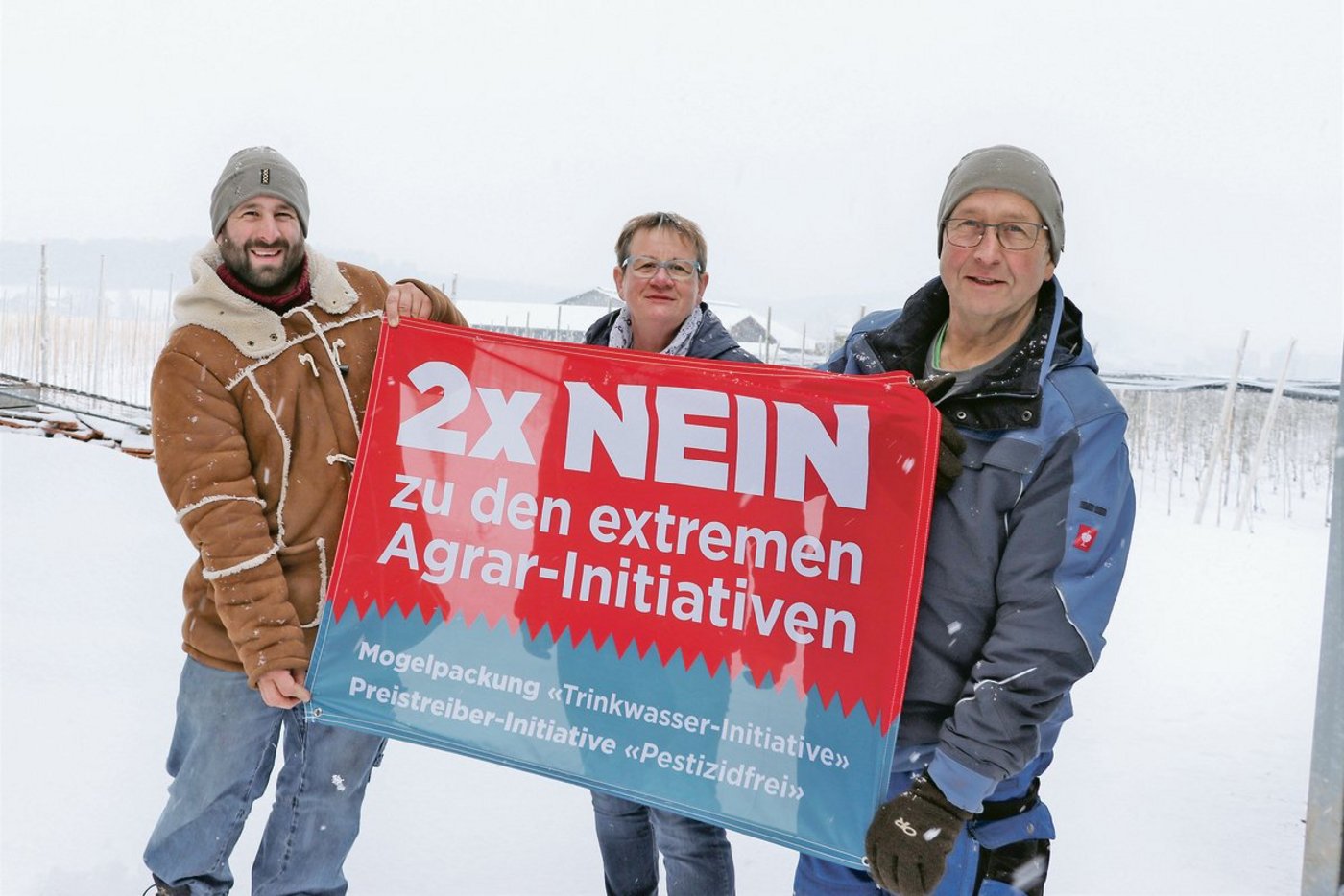 Andreas, Yvonne und Christoph Suter vom Loorhof in Lupfig sind bereit für Öffentlichkeitsarbeit. Auf ihrem Hof mit Direktverkauf erreichen sie viele Konsumentinnen und Konsumenten.(Bild Ruth Aerni)
