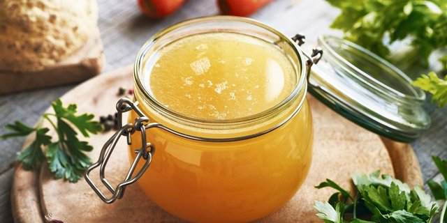 Eine selbst gemachte Bouillon schmeckt um Klassen besser als ein Fertigprodukt. Mit Kräutern oder zum Beispiel getrockneten Steinpilzen können besondere Geschmacksakzente gesetzt werden. 