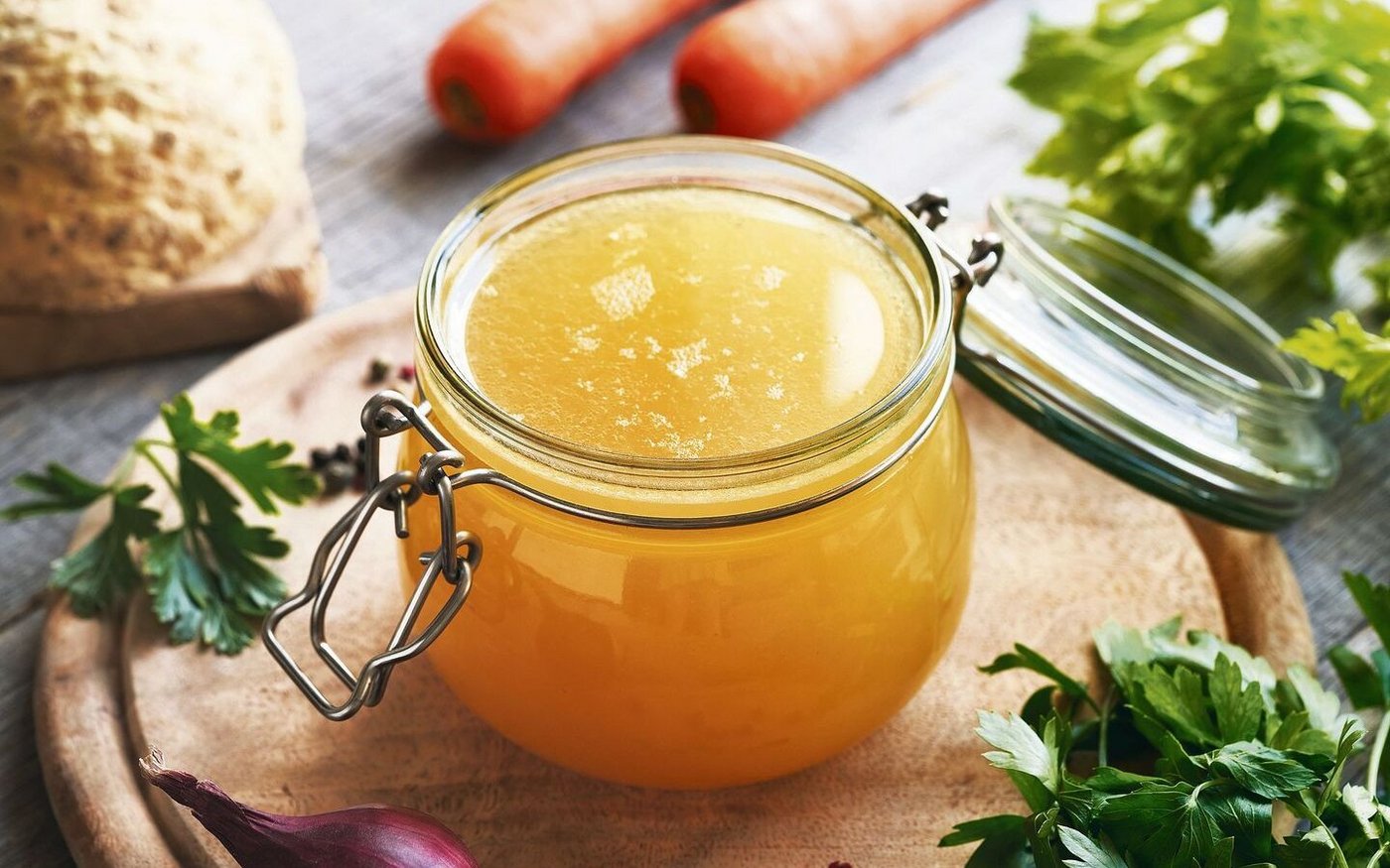 Eine selbst gemachte Bouillon schmeckt um Klassen besser als ein Fertigprodukt. Mit Kräutern oder zum Beispiel getrockneten Steinpilzen können besondere Geschmacksakzente gesetzt werden. 