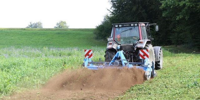 Mit der Flächenrotte kann die Pflanzenmasse in den Boden eingebracht werden. (Bild Agricultura Regenerato)