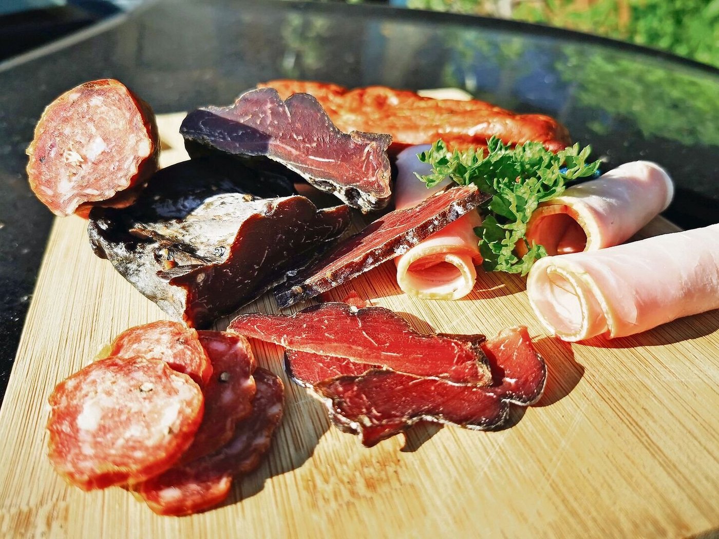 Grösser, schneller, billiger – das meiste Fleisch stammt aus grossen Schlachthöfen. Kurze Transportwege, kleine Metzgereien und gut gelagertes Fleisch werden zur Nische.