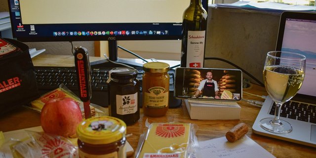 Homeoffice einmal anders: Emmentaler Switzerland verführte Journalisten via Bildschirm zu einer kulinarischen Genussreise durch die Käsekeller des Emmentalers AOP.(Bild Daniela Joder)