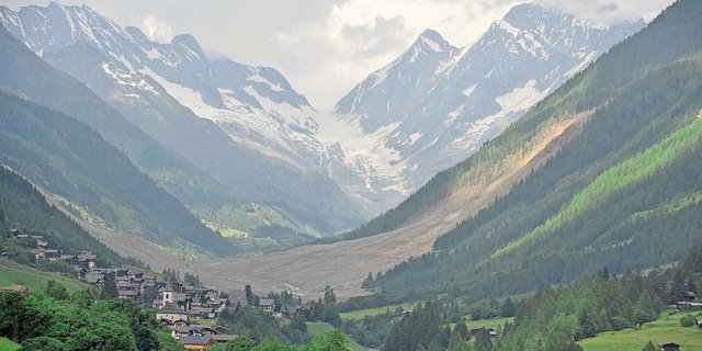 Von Ferden aus hat man einen guten Blick nach Blatten. Die Landwirtschaft im Lötschental will nach dem Bergsturz die Herausforderungen anpacken. 