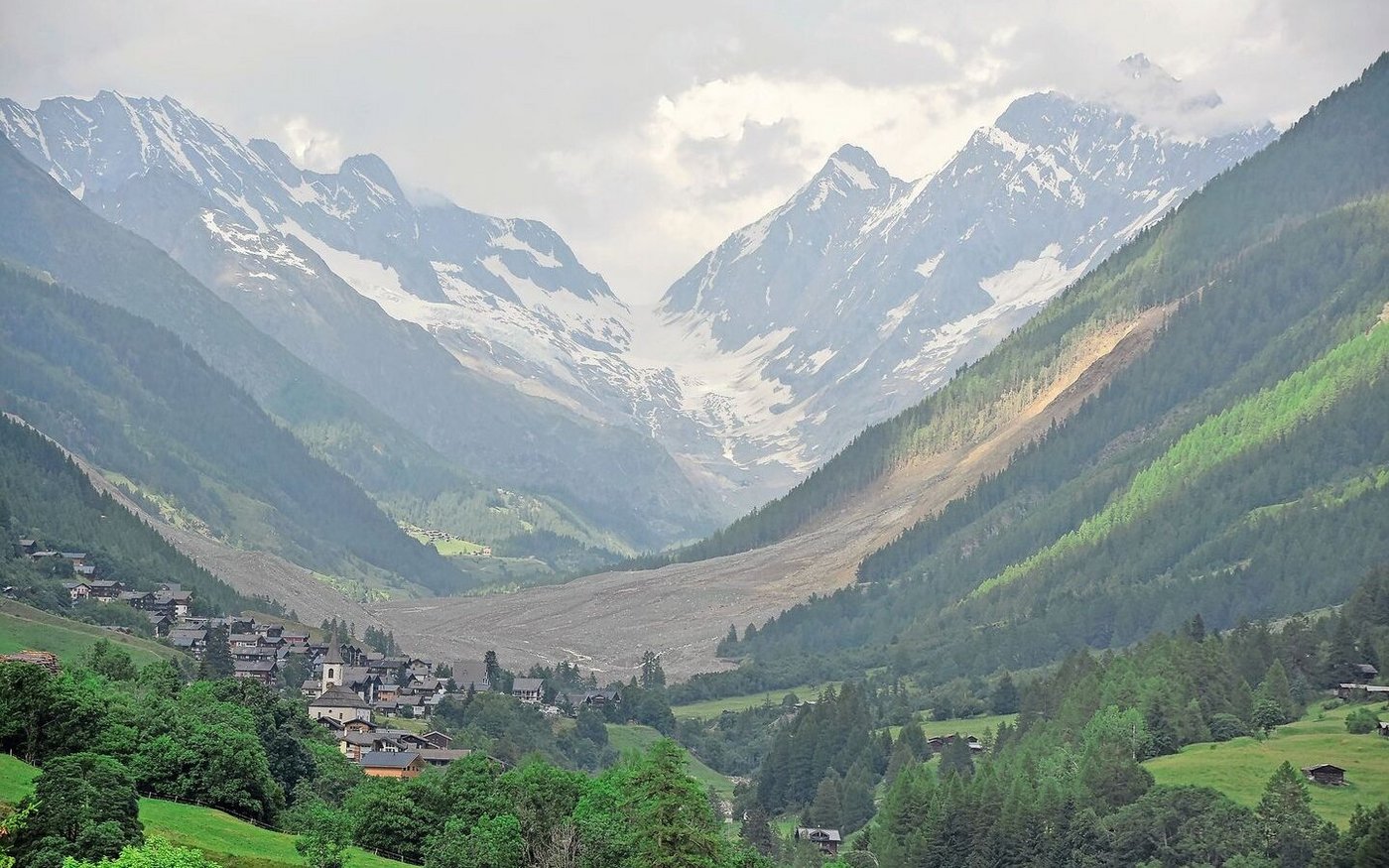Von Ferden aus hat man einen guten Blick nach Blatten. Die Landwirtschaft im Lötschental will nach dem Bergsturz die Herausforderungen anpacken. 