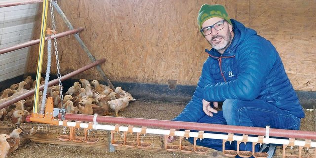Mathias Stalder hält auf seinem Biobetrieb neben Mutterkühen auch Mastgeflügel. 