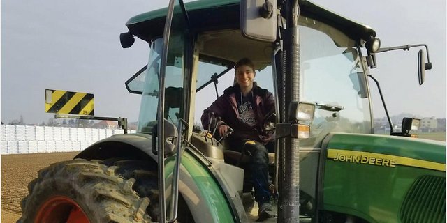 Olivia Mäder aus Bettlach SO ist im 1. Lehrjahr auf dem Betrieb von Richard und Marc Peter in Aarberg BE. (Bild zVg)