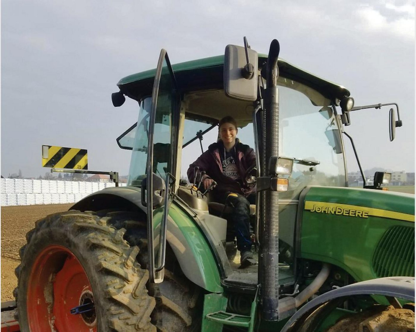 Olivia Mäder aus Bettlach SO ist im 1. Lehrjahr auf dem Betrieb von Richard und Marc Peter in Aarberg BE. (Bild zVg)