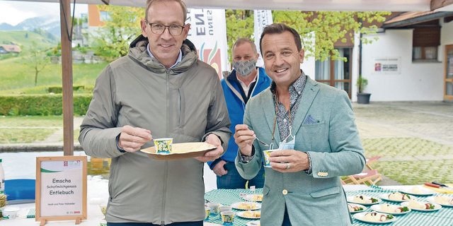 Philipp Wyss und Peter Limacher von Coop lassen sich «Echt Entlebuch»-Produkte schmecken. (Bild as, Entlebucher Anzeiger)