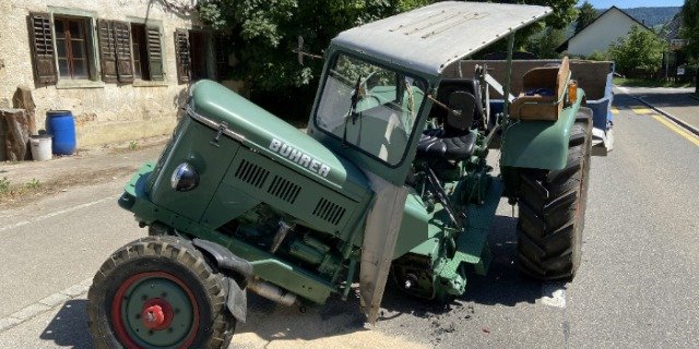 Der Traktorfahrer hatte links abbiegen wollen. (Bilder Kapo AG)