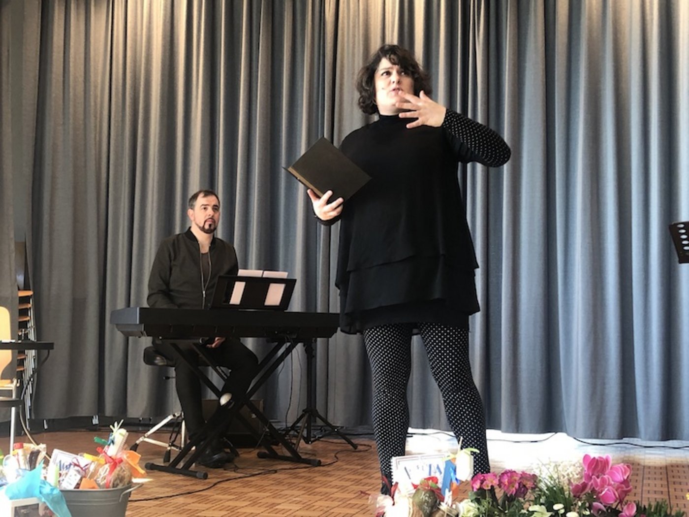 Fasste auf ihre gewohnt humorvolle, locker bis bissige Art den Anlass zusammen. Patti Basler und ihr Bühnenpartner Philipp Kuhn.