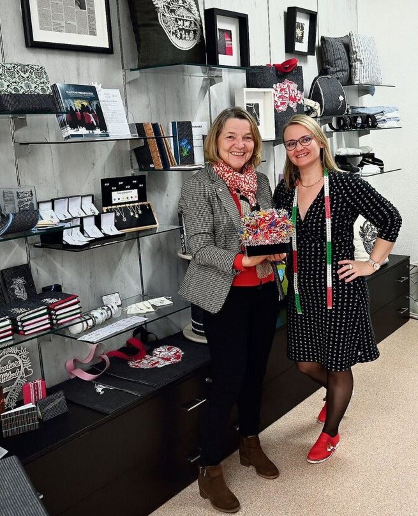 Esther Schwaller (links) und Isabelle Nicolet sind Trachtenspezialistinnen in ihrem jeweiligen Sprachgebiet. 