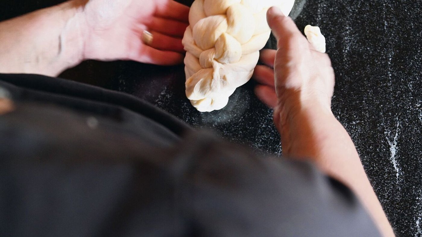 Am Schluss die Enden von der Seite her zusammennehmen und unter den Zopf legen. 