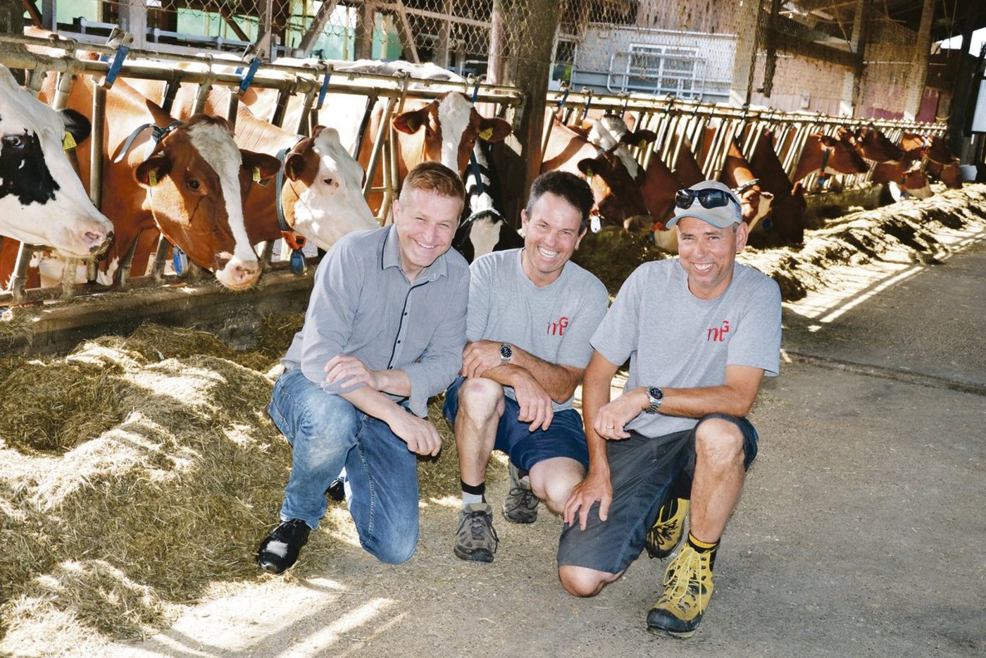 Bernhard Fischer, Fütterungsberater bei der UFA, unterstützt Konrad Gisin und Bernhard Erb (v. l. n. r.), welche ihre Betriebe als Betriebsgemeinschaft führen, in Sachen Fütterung.(Bilder Peter Fankhauser)