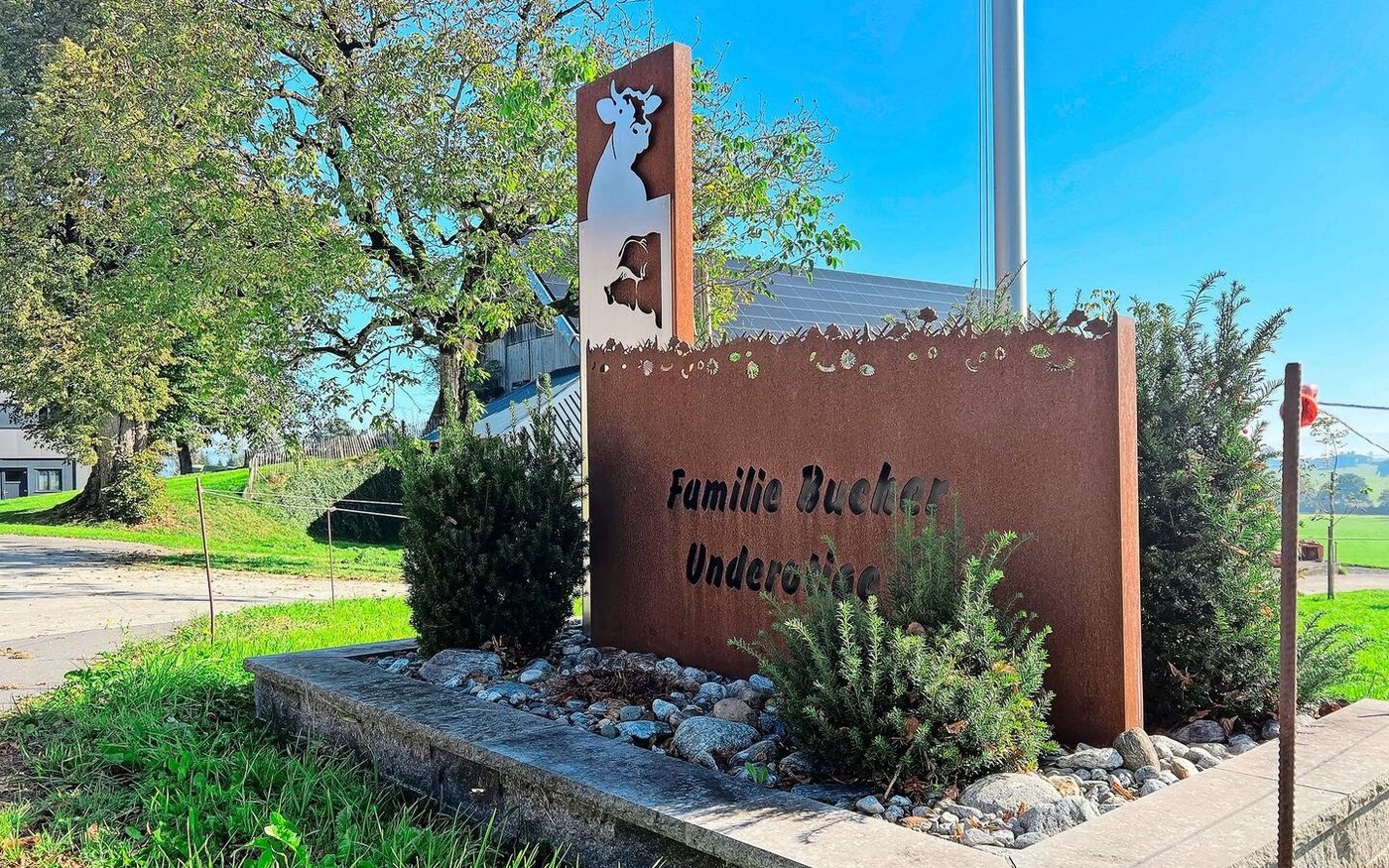 Am Ende einer Sackgasse lässt es sich leben: die Hoftafel von Familie Bucher.