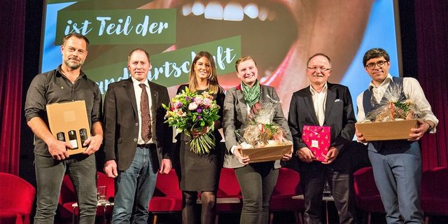 Podium v.l.n.r: Peter Fuchs (Land schafft Leben), Josef Moosbrugger (Präsident LK Österreich), Maike Thiemann (Clip my Farm, Bayer CropScience Deutschland), Markus Rediger (LID.CH, Bern), Andreas Jäger (Moderator ORF). (Bild APA/LK)