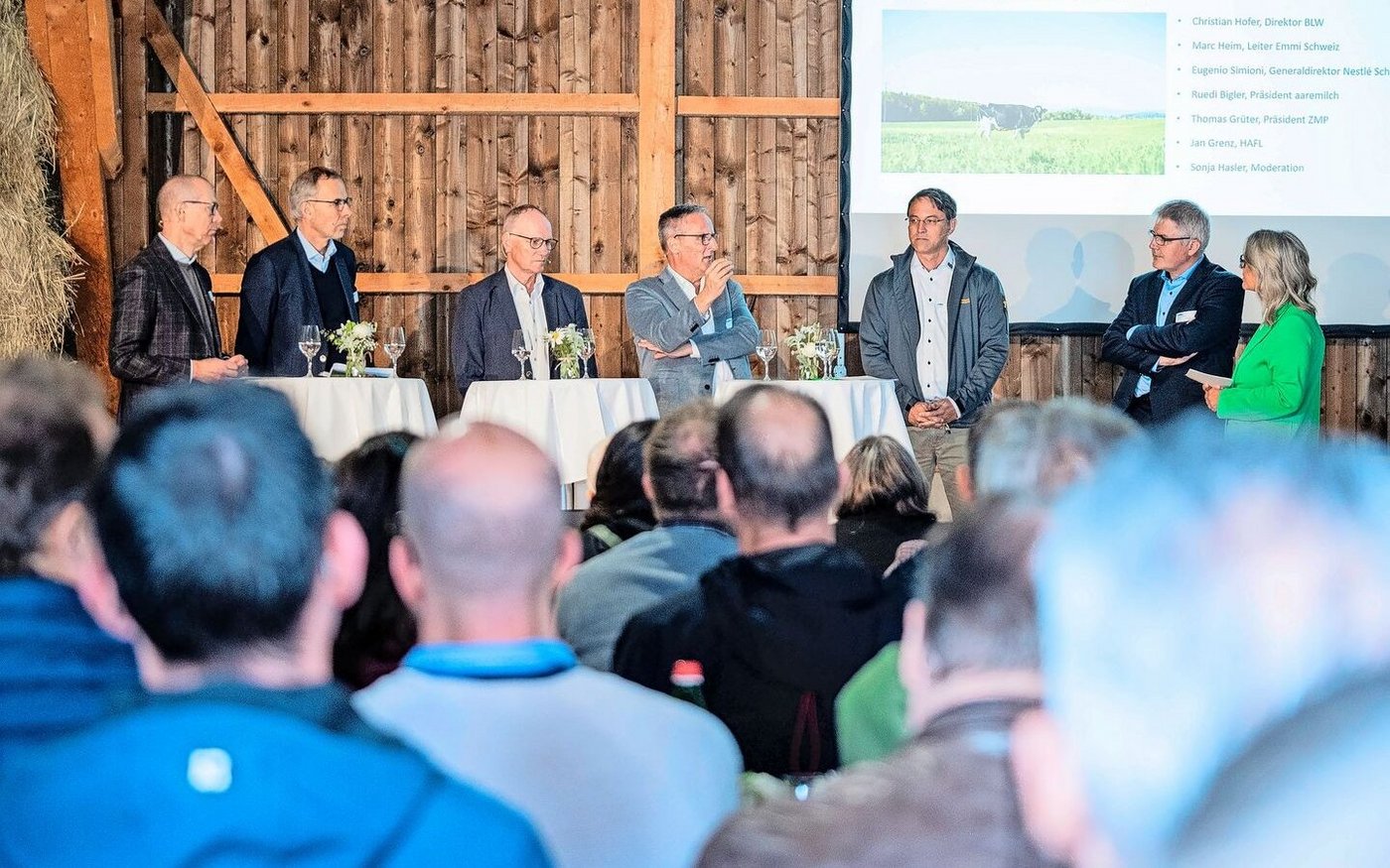 Im Publikum der Podiumsdiskussion sassen auch Landwirt(innen), die unter anderem wissen wollten, wie die Massnahmen künftig finanziert werden.