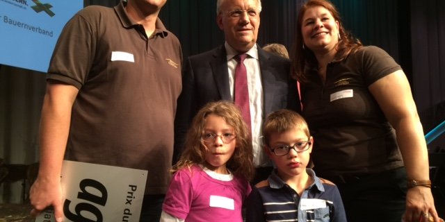 Die siegreiche Familie Courtois aus Versoix GE mit Bundesrat Schneider-Ammann. (Bilder Adrian Krebs)