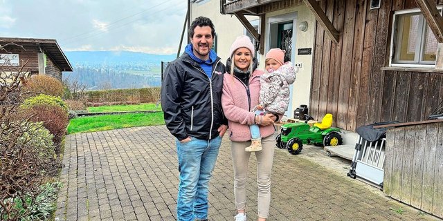 Das Pächterpaar Jann Deflorin und Aline Tüfer haben mit Töchterchen Maily unterhalb des Uetlibergs auf dem Leimbihof eine neue Heimat gefunden. Der Leimbihof gehört der Stadt Zürich und wir nach Bio-Richtlinien bewirtschaftet.