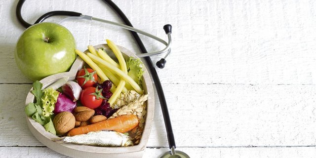 Theoretisch wissen wir, was zu einer gesunden Ernährung gehört. Doch die Umsetzung in die Praxis fällt vielen schwer. Dazu kommt, dass wir an unseren Gewohnheiten hängen.